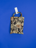 Lost and Found, Stofftasche mit Katzenmotiv,  2018

C-Print, 83,5 x 58 cm, gerahmt
Auflage: 3/3 + 2 AP, rückseitig signiert und nummeriert
© Bildrecht, Wien 2024

Ausrufpreis: 850,-
