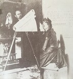 „Wie die Zeiten sind, so sind die Worte“, 2019

Cyanotypie auf Büttenpapier, getönt, ca. 32 x 33 cm, gerahmt
rückseitig signiert und datiert

AUSRUFPREIS: 400.-
